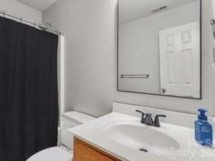 5616 Linda Vista Lane, Charlotte, NC 28216.  MLS# CAR4422055, YatesRealty ID 49151. 