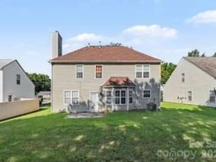 5616 Linda Vista Lane, Charlotte, NC 28216.  MLS# CAR4422055, YatesRealty ID 49151. 