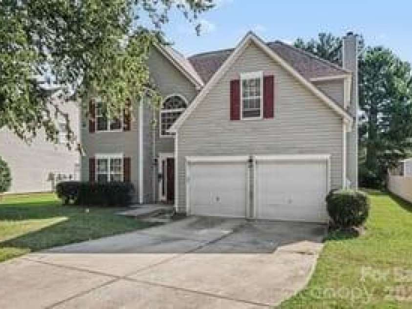 5616 Linda Vista Lane, Charlotte, NC 28216.  MLS# CAR4422055, YatesRealty ID 49151. 