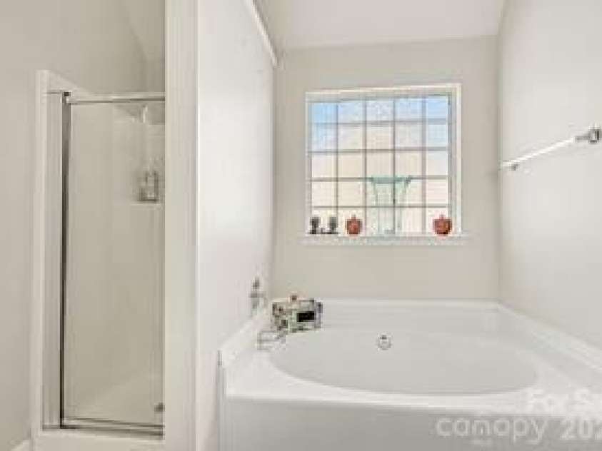 5616 Linda Vista Lane, Charlotte, NC 28216.  MLS# CAR4422055, YatesRealty ID 49151. 