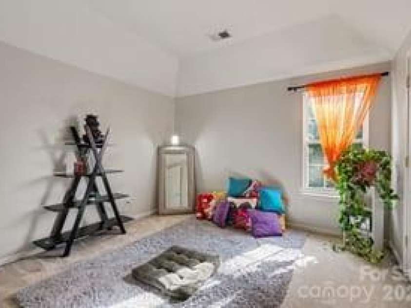 5616 Linda Vista Lane, Charlotte, NC 28216.  MLS# CAR4422055, YatesRealty ID 49151. 