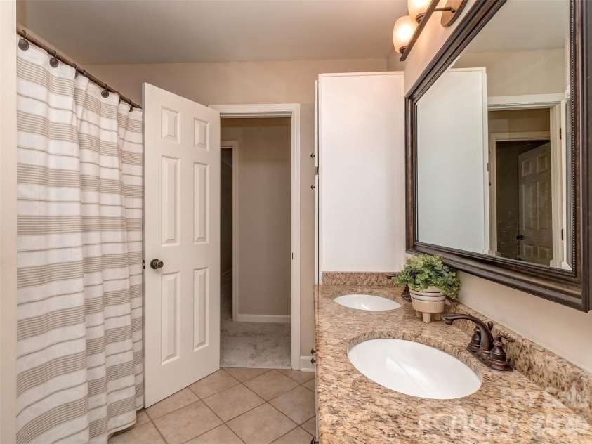 9707 St Barts Lane, Huntersville, NC 28078.  MLS# CAR4428955, YatesRealty ID 49152. Full bath with tub