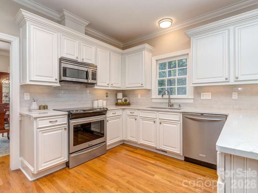 9707 St Barts Lane, Huntersville, NC 28078.  MLS# CAR4428955, YatesRealty ID 49152. Updated kitchen