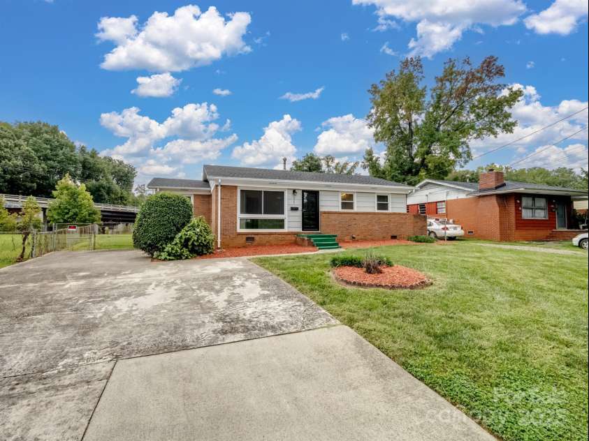 325 Prince Charles Street, Charlotte, NC 28213.  MLS# CAR4322077, YatesRealty ID 49155. 