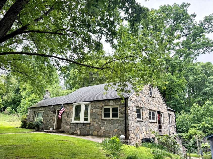920 Sand Hill Road, Asheville, NC 28806.  MLS# CAR4422061, YatesRealty ID 49156. 
