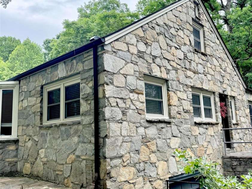 920 Sand Hill Road, Asheville, NC 28806.  MLS# CAR4422061, YatesRealty ID 49156. 