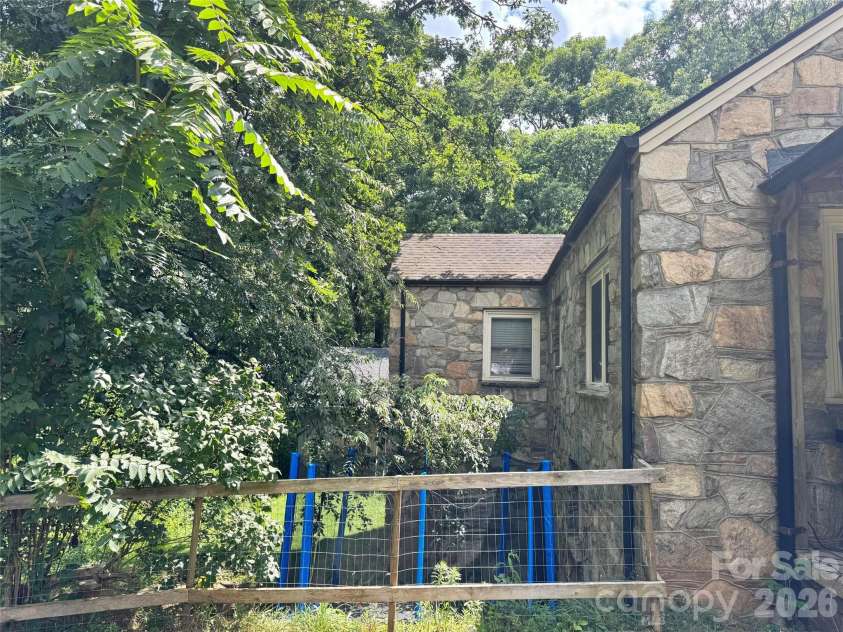 920 Sand Hill Road, Asheville, NC 28806.  MLS# CAR4422061, YatesRealty ID 49156. 
