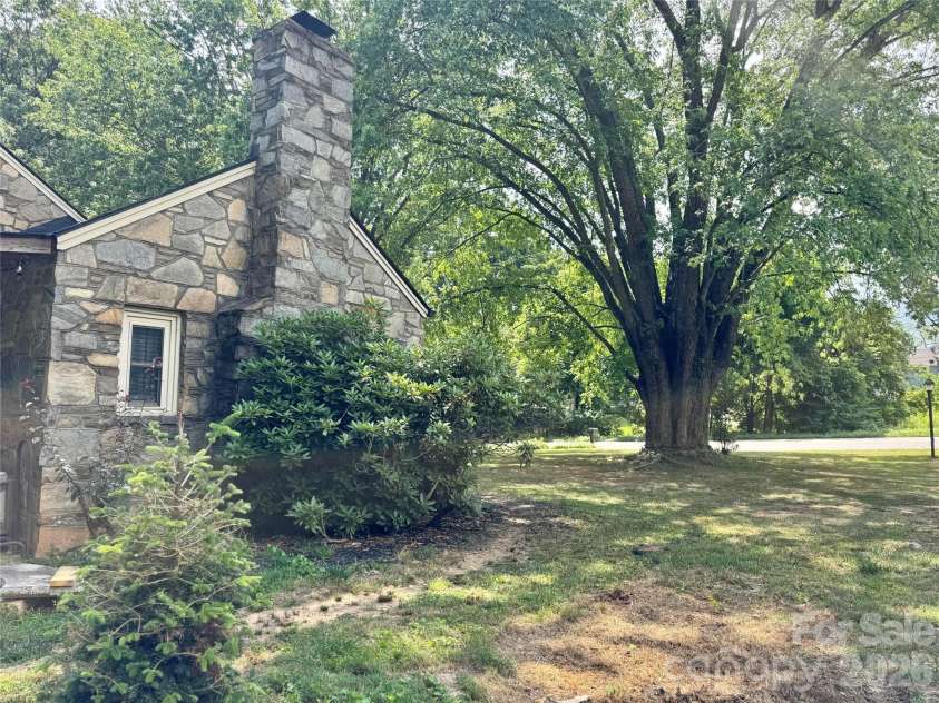 920 Sand Hill Road, Asheville, NC 28806.  MLS# CAR4422061, YatesRealty ID 49156. 