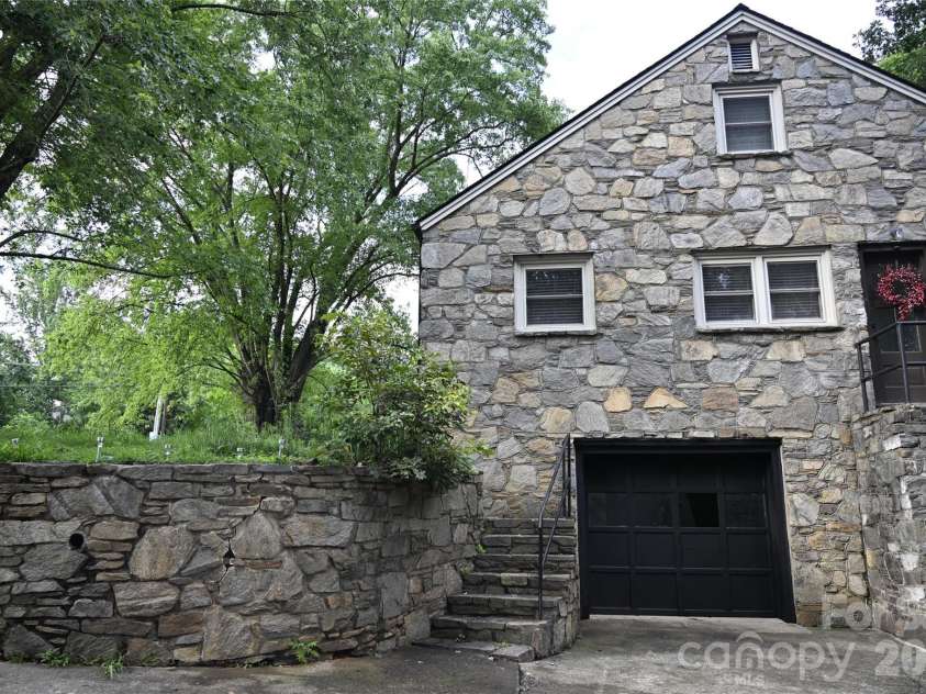 920 Sand Hill Road, Asheville, NC 28806.  MLS# CAR4422061, YatesRealty ID 49156. 