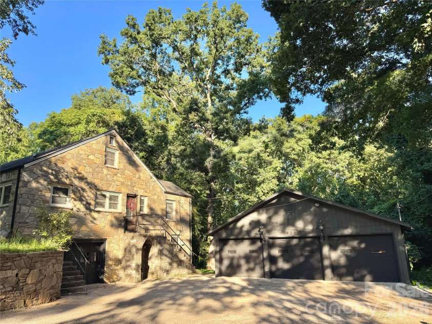 920 Sand Hill Road, Asheville, NC 28806.  MLS# CAR4422061, YatesRealty ID 49156. 