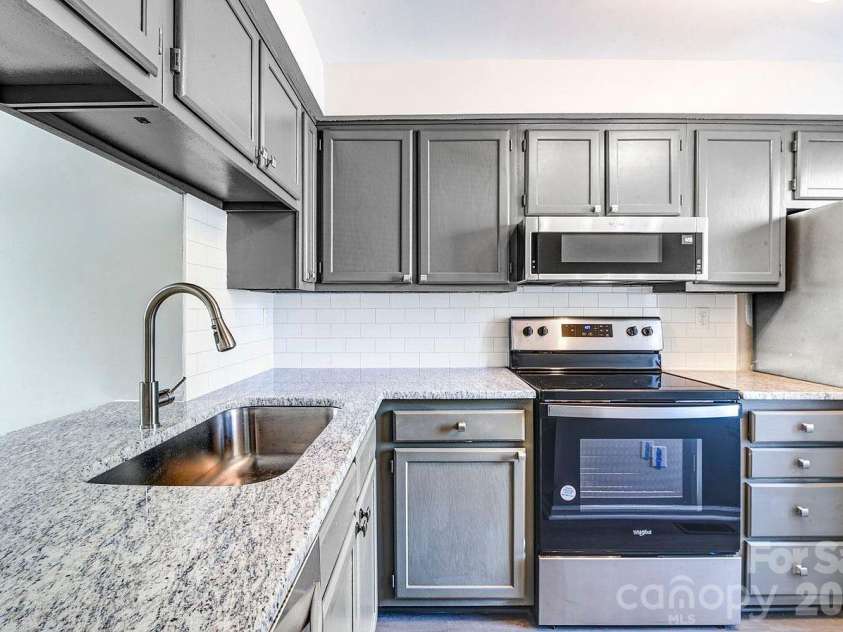9604 Vinca Circle, Charlotte, NC 28213.  MLS# CAR4422057, YatesRealty ID 49159. 