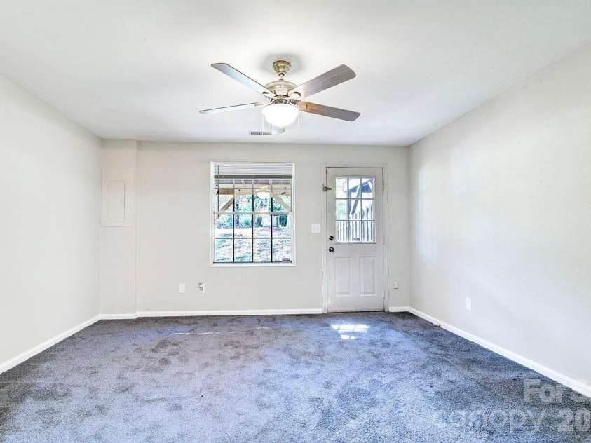 9604 Vinca Circle, Charlotte, NC 28213.  MLS# CAR4422057, YatesRealty ID 49159. 