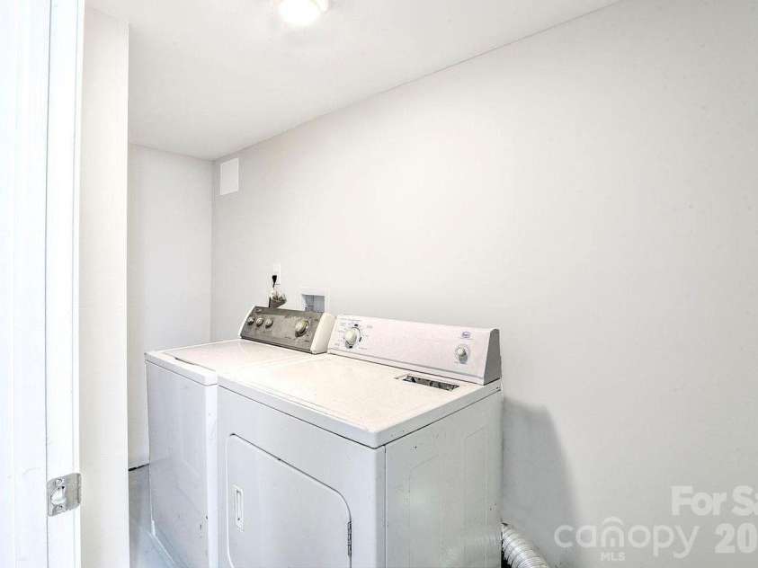 9604 Vinca Circle, Charlotte, NC 28213.  MLS# CAR4422057, YatesRealty ID 49159. 
