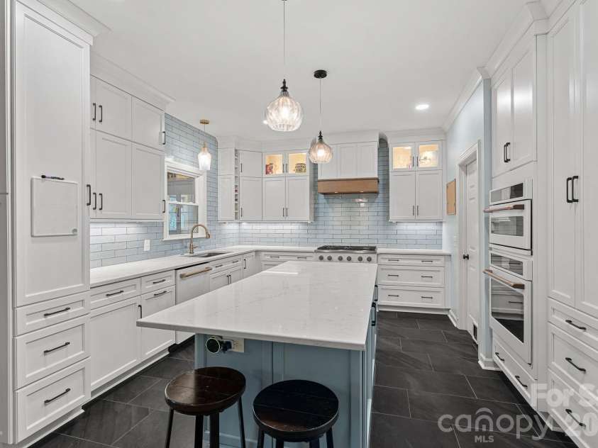 8621 Summerfield Lane, Huntersville, NC 28078.  MLS# CAR4353119, YatesRealty ID 4917. Updated Kitchen