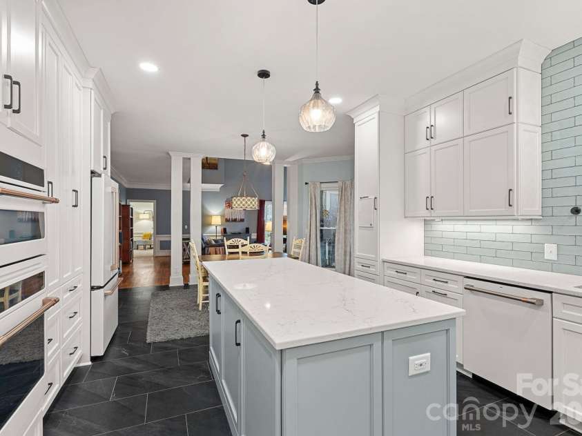 8621 Summerfield Lane, Huntersville, NC 28078.  MLS# CAR4353119, YatesRealty ID 4917. Updated Kitchen