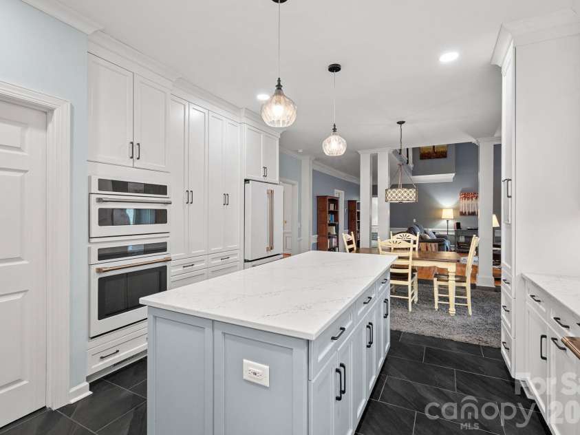 8621 Summerfield Lane, Huntersville, NC 28078.  MLS# CAR4353119, YatesRealty ID 4917. Updated Kitchen