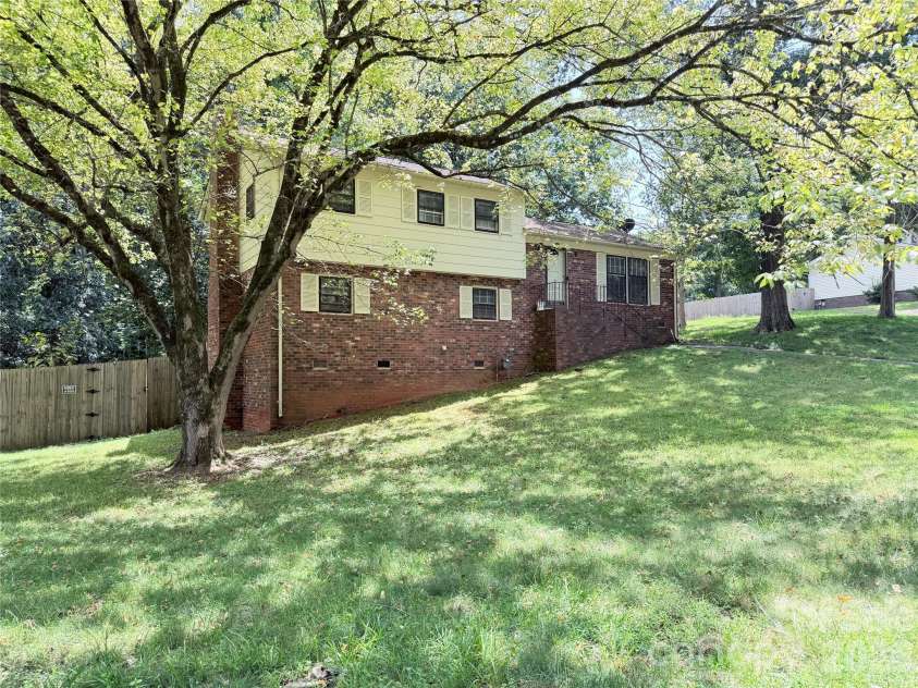 931 Pineborough Road, Charlotte, NC 28212.  MLS# CAR4413634, YatesRealty ID 49171. 