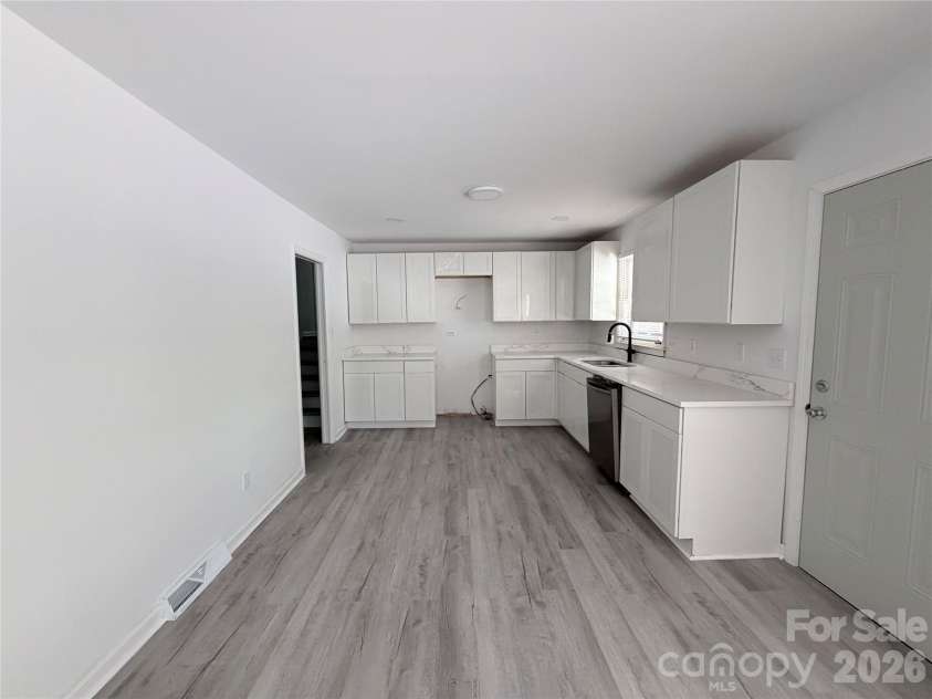 931 Pineborough Road, Charlotte, NC 28212.  MLS# CAR4413634, YatesRealty ID 49171. 