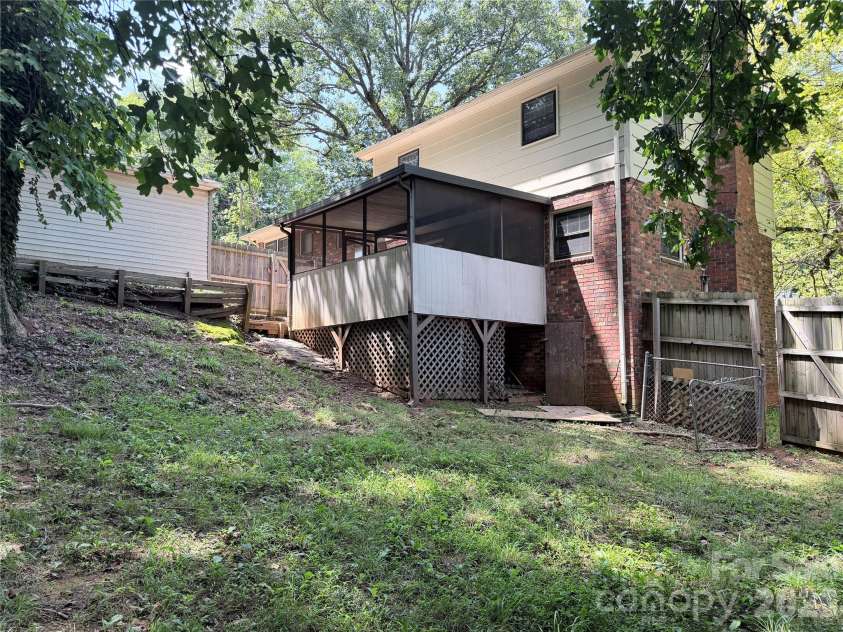 931 Pineborough Road, Charlotte, NC 28212.  MLS# CAR4413634, YatesRealty ID 49171. 
