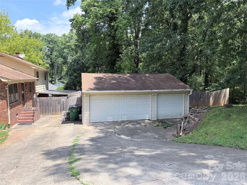 931 Pineborough Road, Charlotte, NC 28212.  MLS# CAR4413634, YatesRealty ID 49171. 