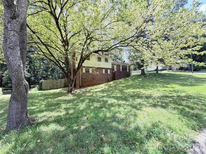 931 Pineborough Road, Charlotte, NC 28212.  MLS# CAR4413634, YatesRealty ID 49171. 