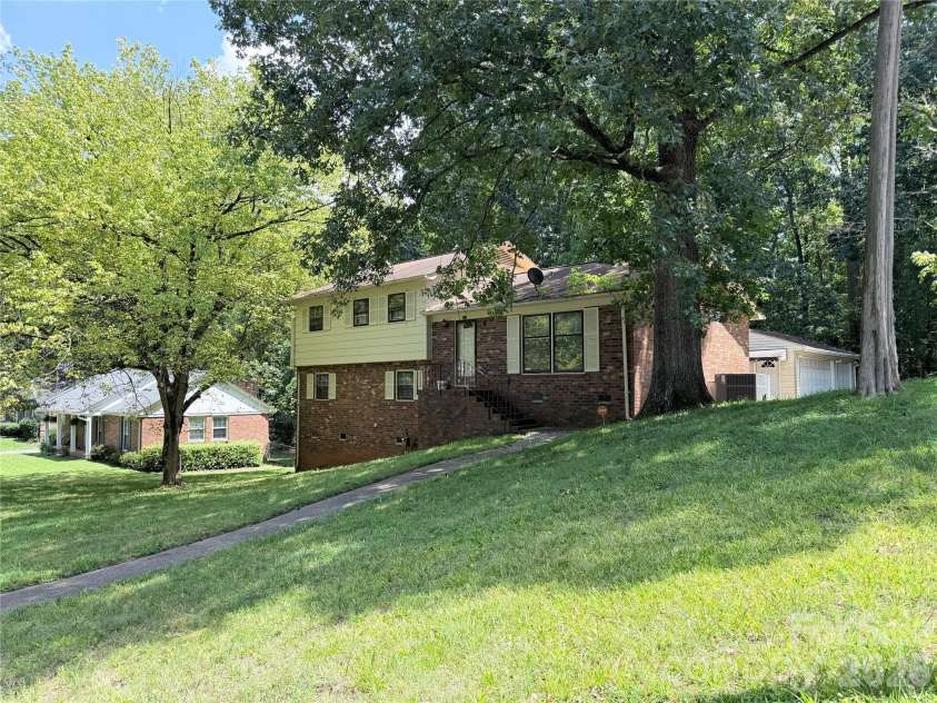 931 Pineborough Road, Charlotte, NC 28212.  MLS# CAR4413634, YatesRealty ID 49171. 