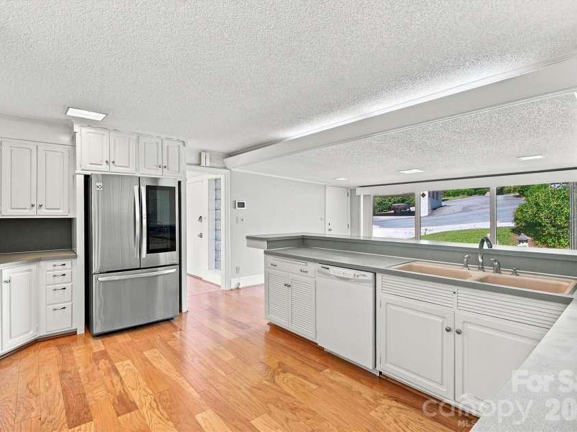 4830 Center Street, Hickory, NC 28601.  MLS# CAR4421553, YatesRealty ID 49176. Kitchen/Casual Dining Window View