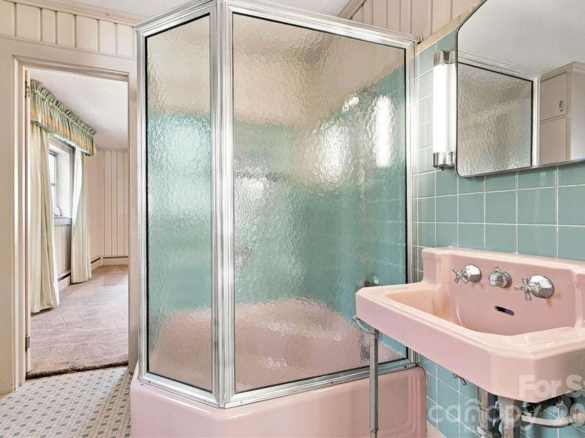 4830 Center Street, Hickory, NC 28601.  MLS# CAR4421553, YatesRealty ID 49176. Shared Guest Bath View