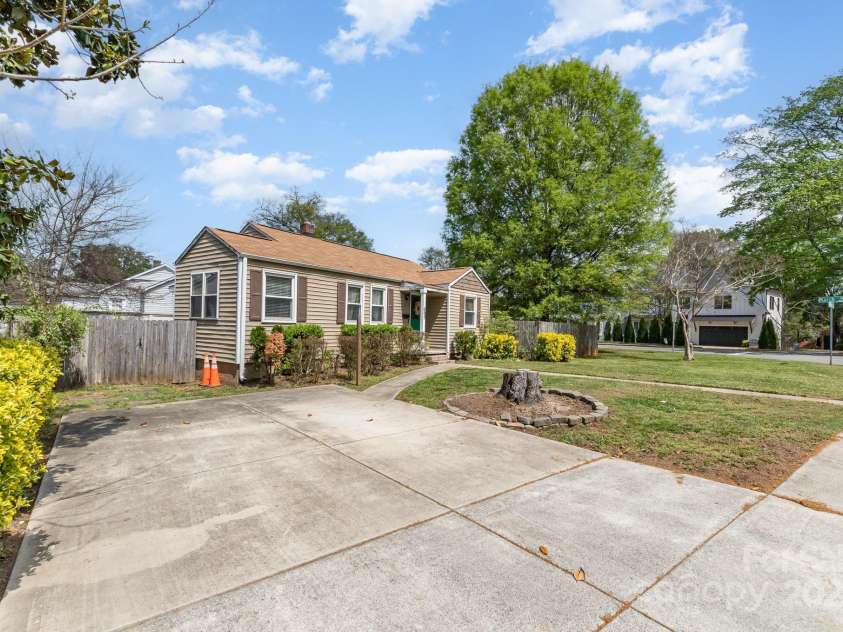 665 Melbourne Court, Charlotte, NC 28209.  MLS# CAR4243676, YatesRealty ID 4918. 