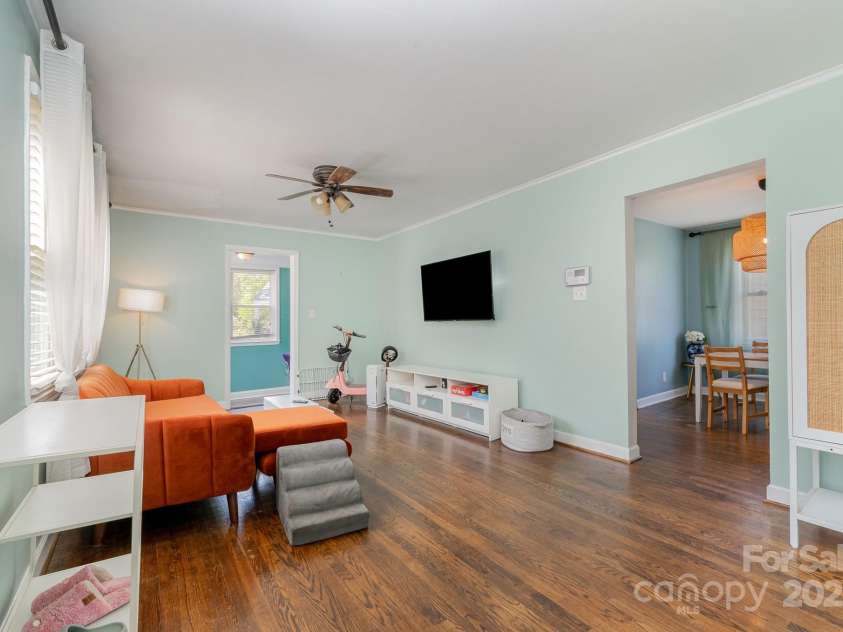 665 Melbourne Court, Charlotte, NC 28209.  MLS# CAR4243676, YatesRealty ID 4918. 