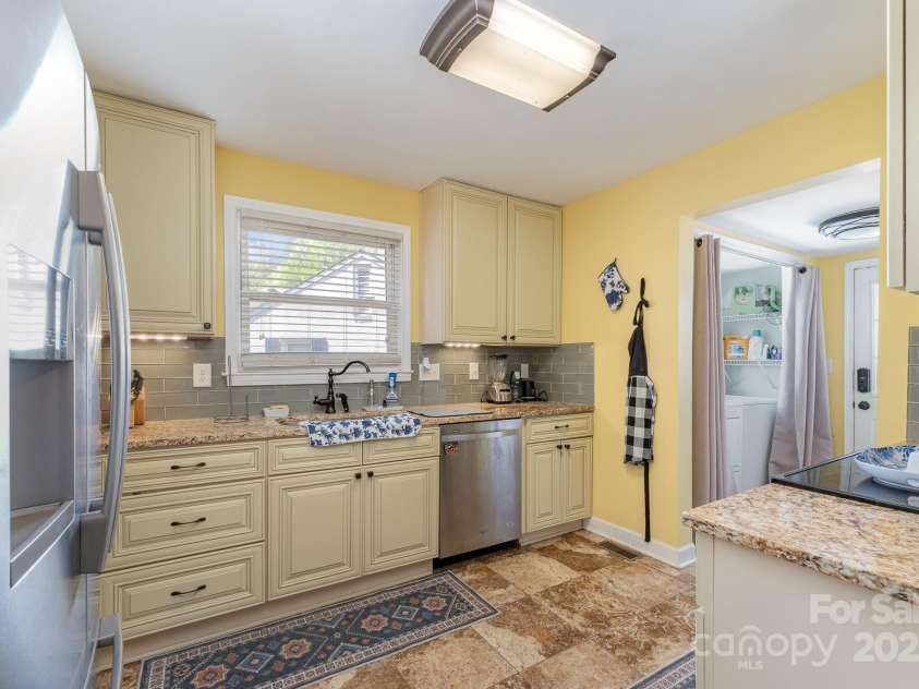 665 Melbourne Court, Charlotte, NC 28209.  MLS# CAR4243676, YatesRealty ID 4918. 