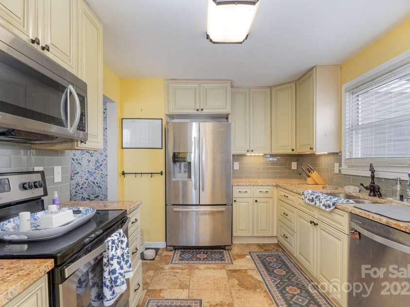 665 Melbourne Court, Charlotte, NC 28209.  MLS# CAR4243676, YatesRealty ID 4918. 