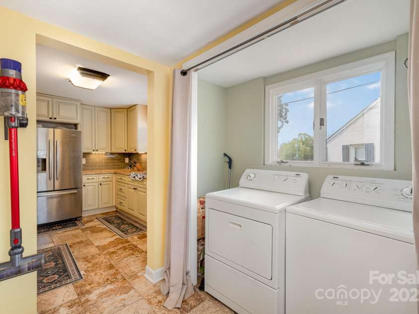 665 Melbourne Court, Charlotte, NC 28209.  MLS# CAR4243676, YatesRealty ID 4918. 