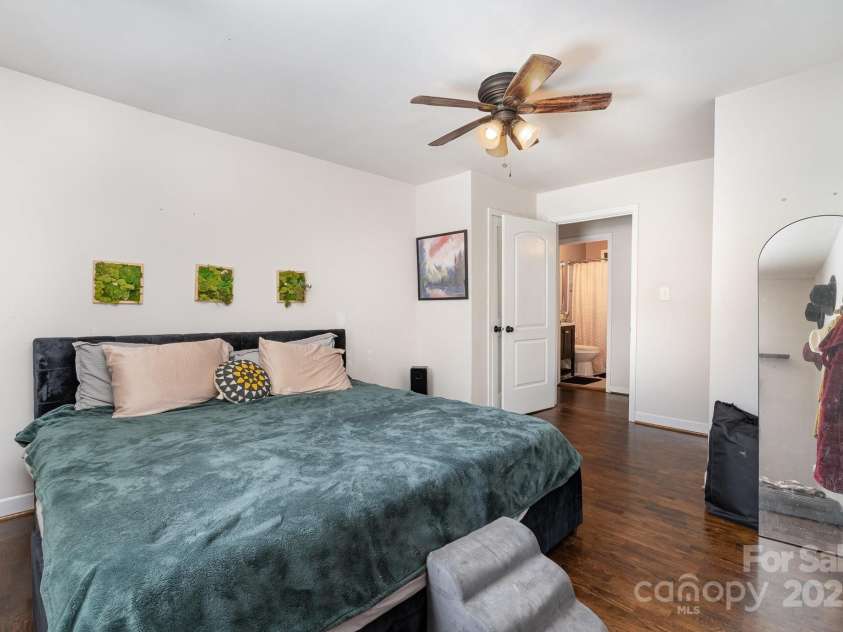 665 Melbourne Court, Charlotte, NC 28209.  MLS# CAR4243676, YatesRealty ID 4918. 
