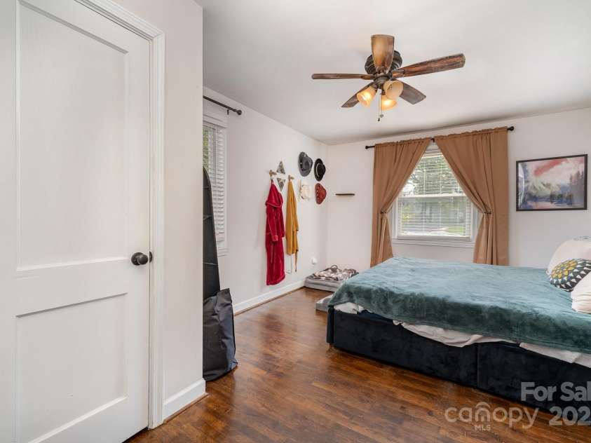 665 Melbourne Court, Charlotte, NC 28209.  MLS# CAR4243676, YatesRealty ID 4918. 