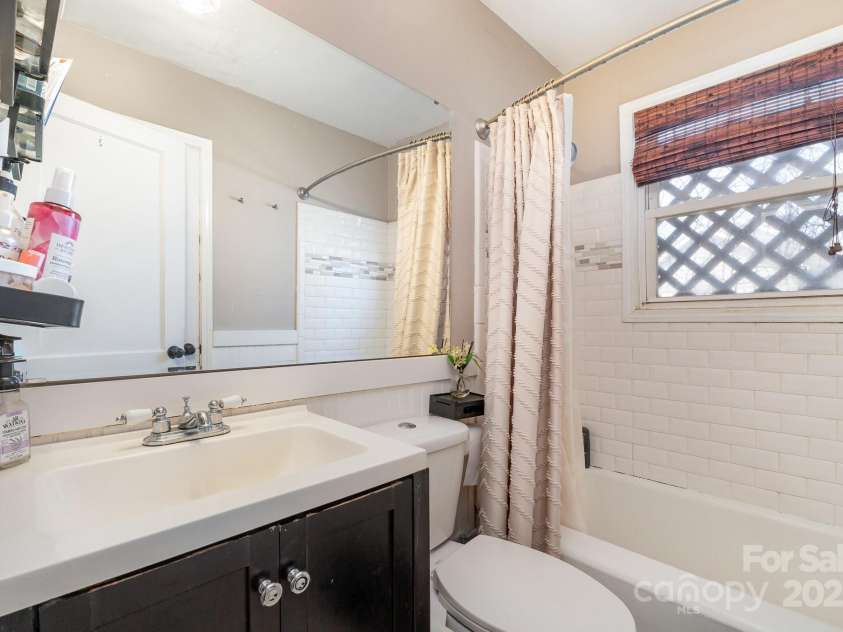 665 Melbourne Court, Charlotte, NC 28209.  MLS# CAR4243676, YatesRealty ID 4918. 