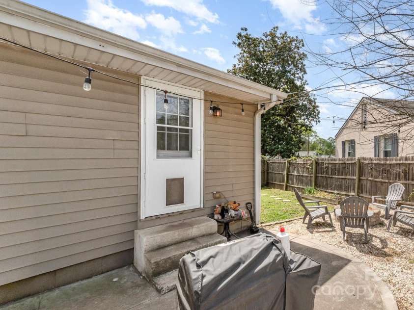 665 Melbourne Court, Charlotte, NC 28209.  MLS# CAR4243676, YatesRealty ID 4918. 