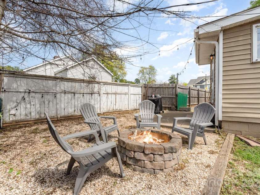 665 Melbourne Court, Charlotte, NC 28209.  MLS# CAR4243676, YatesRealty ID 4918. 