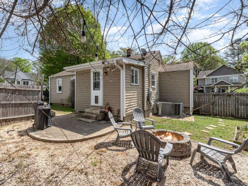665 Melbourne Court, Charlotte, NC 28209.  MLS# CAR4243676, YatesRealty ID 4918. 