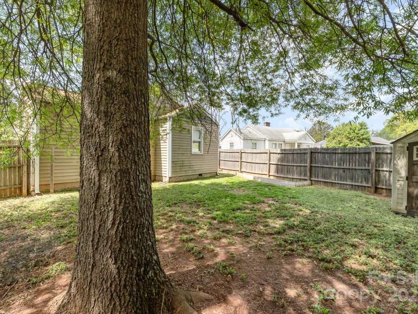 665 Melbourne Court, Charlotte, NC 28209.  MLS# CAR4243676, YatesRealty ID 4918. 