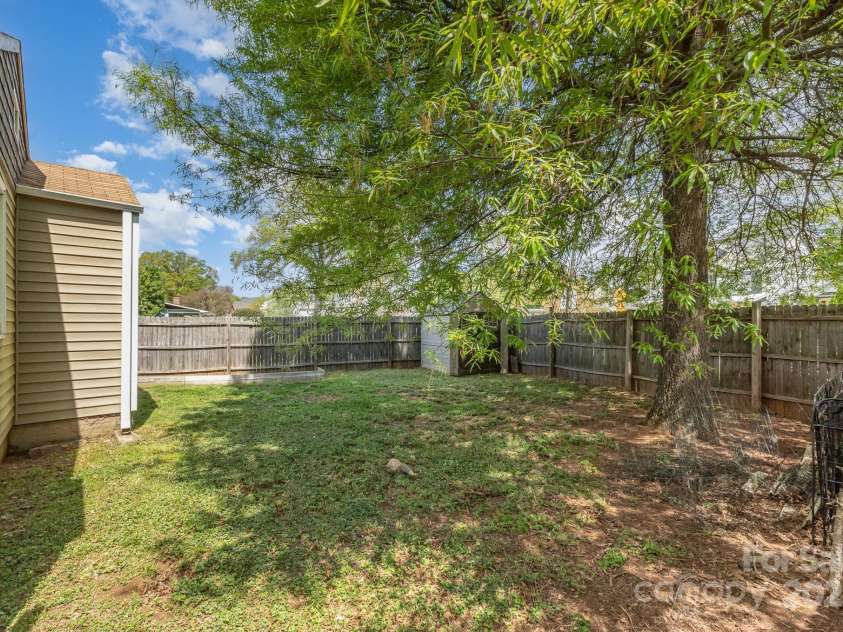 665 Melbourne Court, Charlotte, NC 28209.  MLS# CAR4243676, YatesRealty ID 4918. 