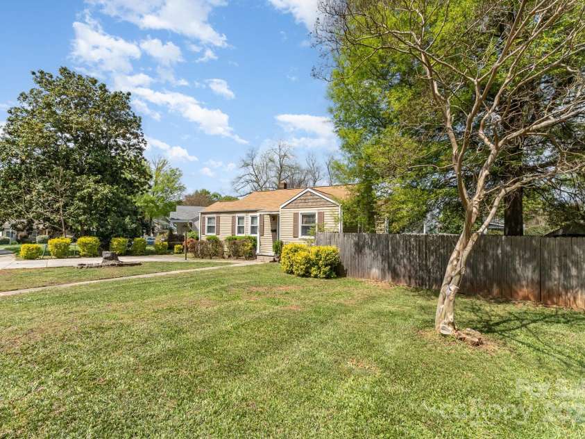 665 Melbourne Court, Charlotte, NC 28209.  MLS# CAR4243676, YatesRealty ID 4918. 
