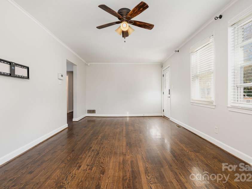 665 Melbourne Court, Charlotte, NC 28209.  MLS# CAR4243676, YatesRealty ID 4918. 