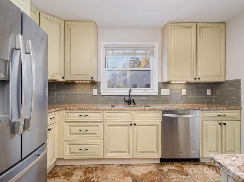 665 Melbourne Court, Charlotte, NC 28209.  MLS# CAR4243676, YatesRealty ID 4918. 