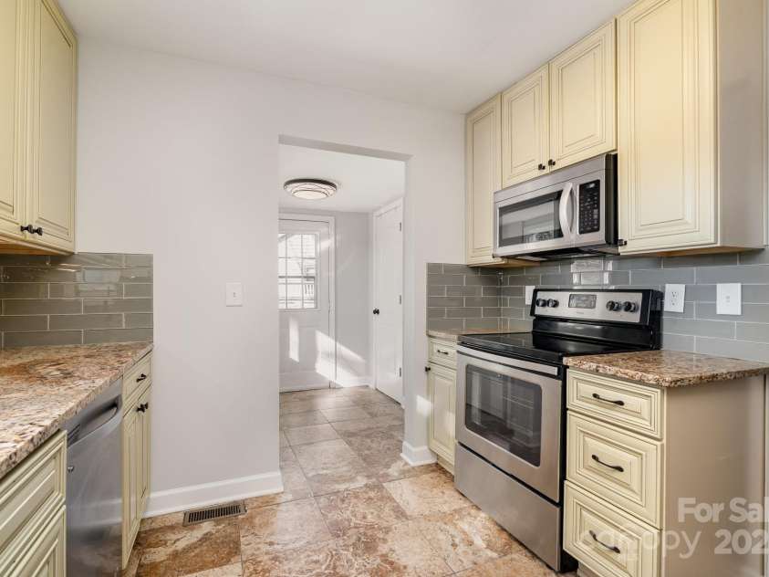 665 Melbourne Court, Charlotte, NC 28209.  MLS# CAR4243676, YatesRealty ID 4918. 