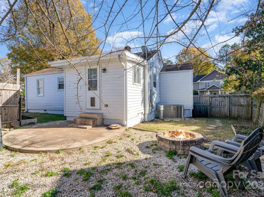 665 Melbourne Court, Charlotte, NC 28209.  MLS# CAR4243676, YatesRealty ID 4918. 