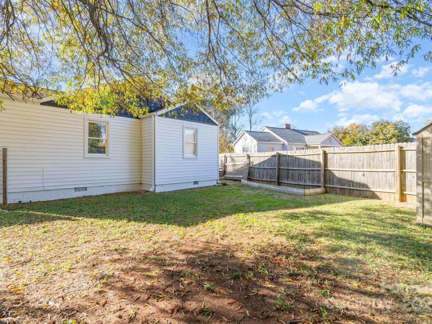 665 Melbourne Court, Charlotte, NC 28209.  MLS# CAR4243676, YatesRealty ID 4918. 