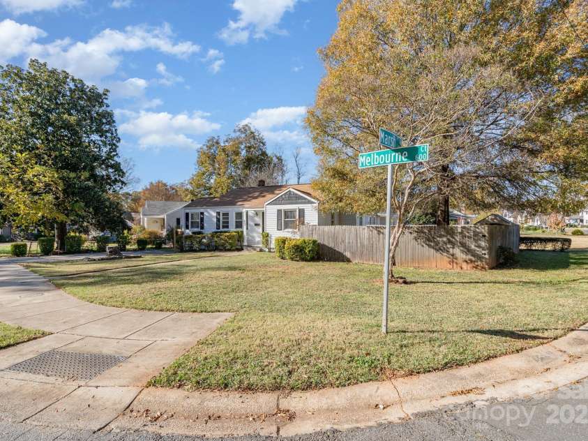 665 Melbourne Court, Charlotte, NC 28209.  MLS# CAR4243676, YatesRealty ID 4918. 