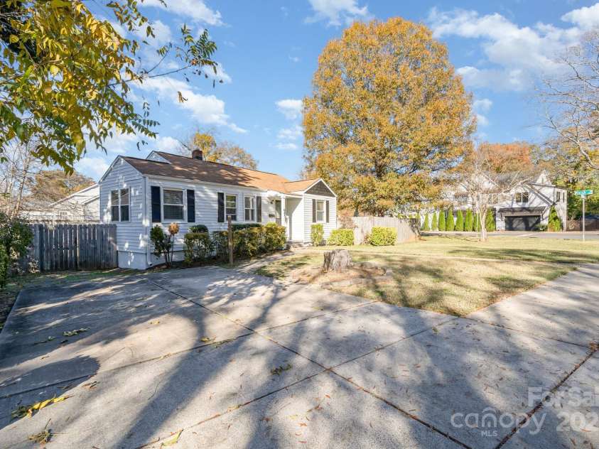 665 Melbourne Court, Charlotte, NC 28209.  MLS# CAR4243676, YatesRealty ID 4918. 