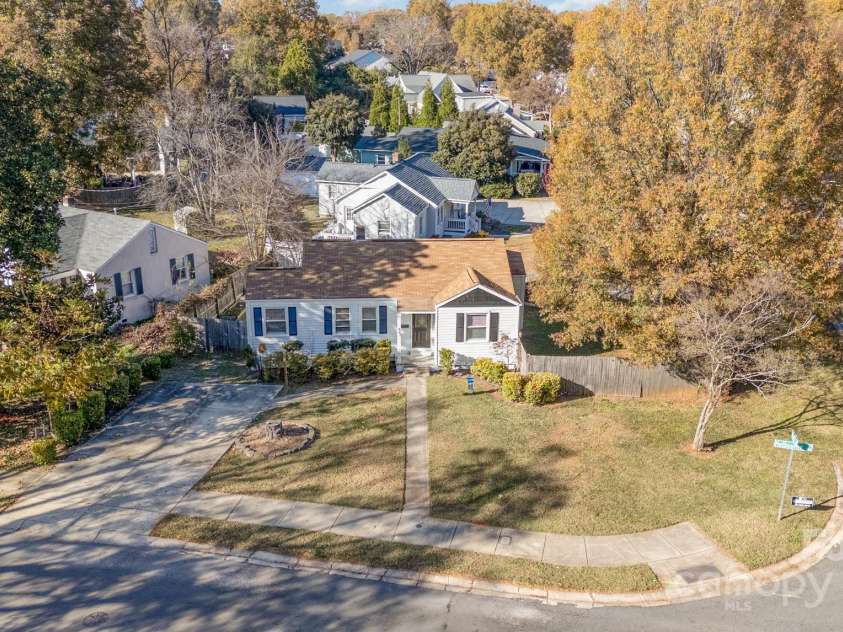 665 Melbourne Court, Charlotte, NC 28209.  MLS# CAR4243676, YatesRealty ID 4918. 